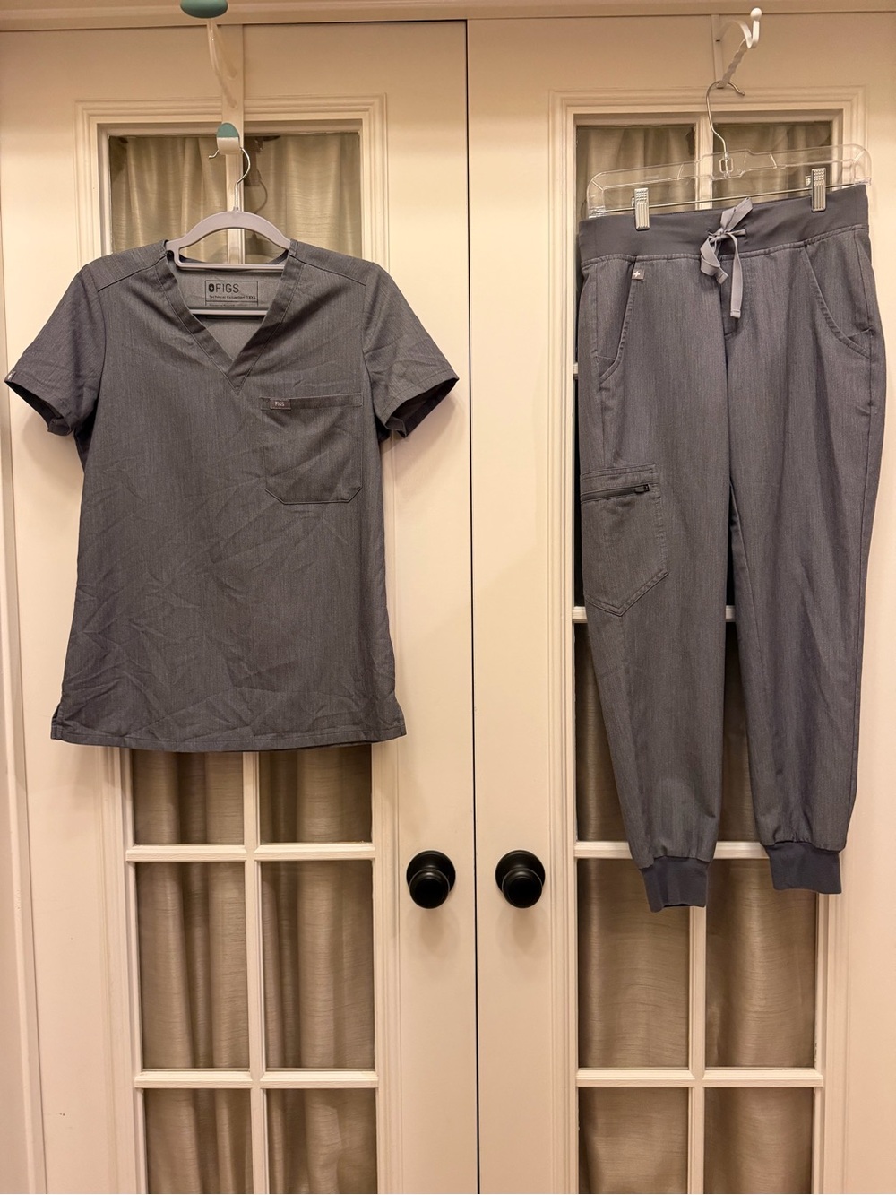 Graphite Grey FIGS Women’s Scrub Set XXS Top; XS PETITE Joggers EUC